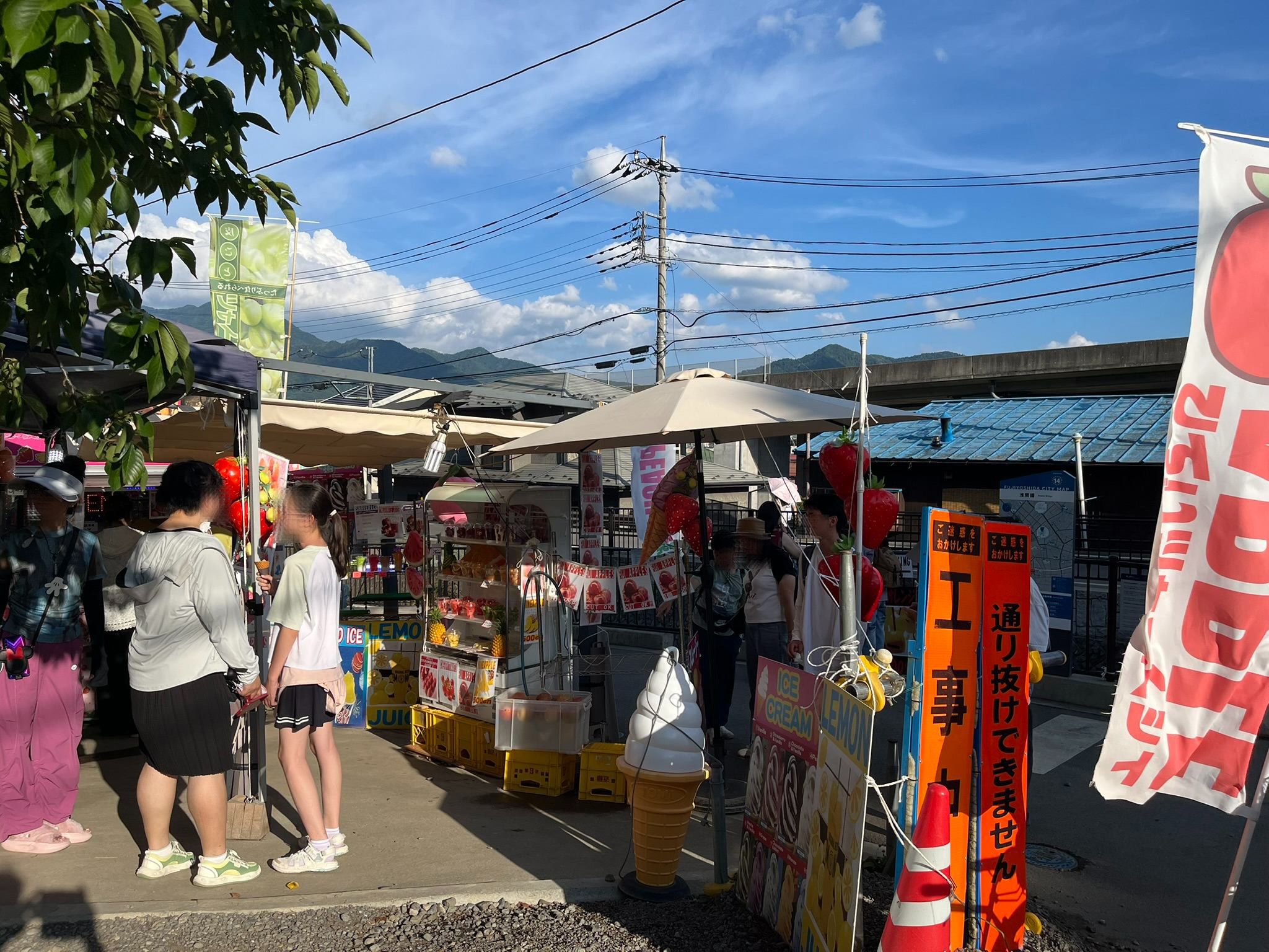 「新倉富士浅間神社」の駐車場近くにある店（筆者撮影）