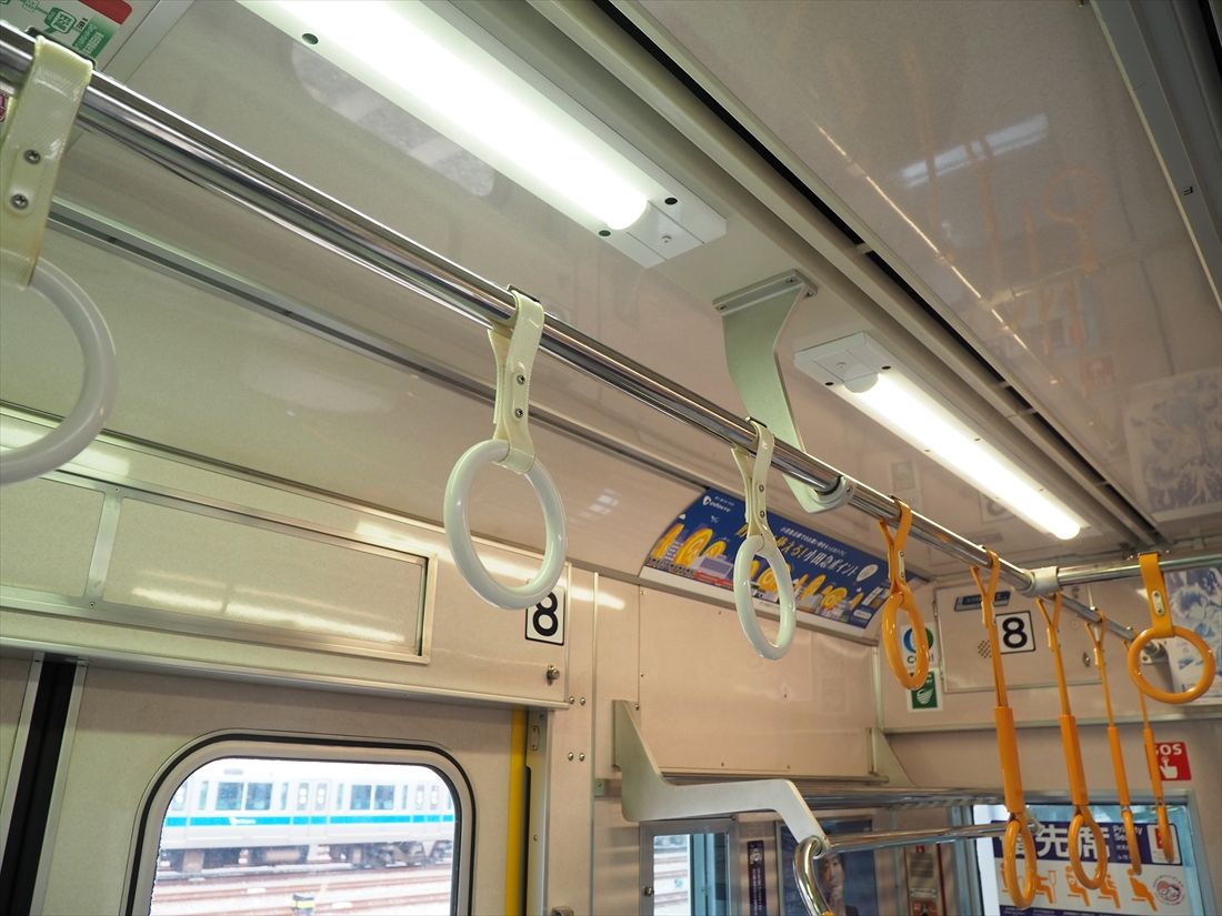 優先席付近（奥）とそのほかのスペースは照明の色がやや異なり、優先席であることをアピール（記者撮影）