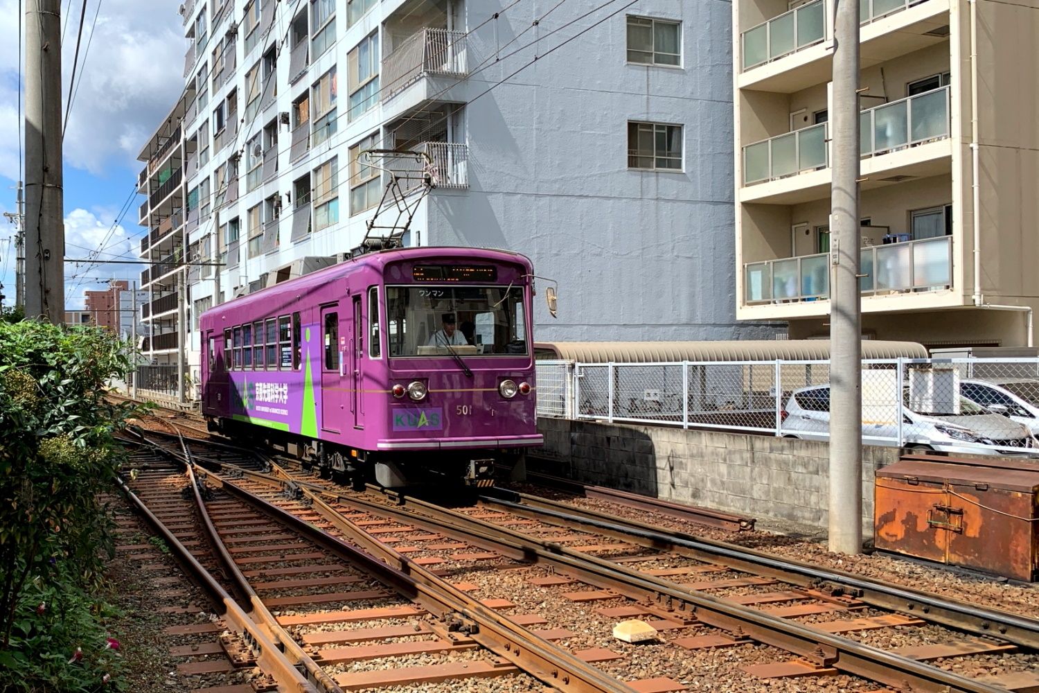 四条大宮駅に進入する嵐電モボ501形（筆者撮影）