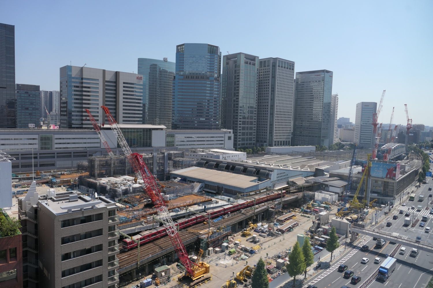 駅の東西南北で工事が進む（記者撮影）