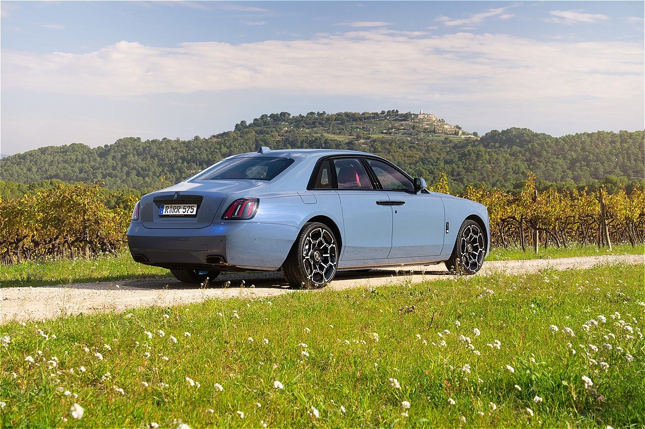 ロールス・ロイス「ブラックバッジ・ゴースト・シリーズⅡ」のENDEAVOUR - Wittering Blue（写真：Rolls-Royce Motor Cars）