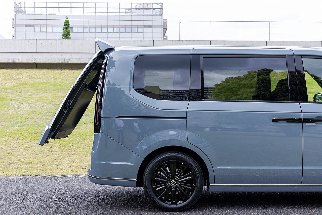 ホンダ「ステップワゴン e：HEV スパーダ  プレミアムライン ブラック エディション」（写真：三木 宏章）