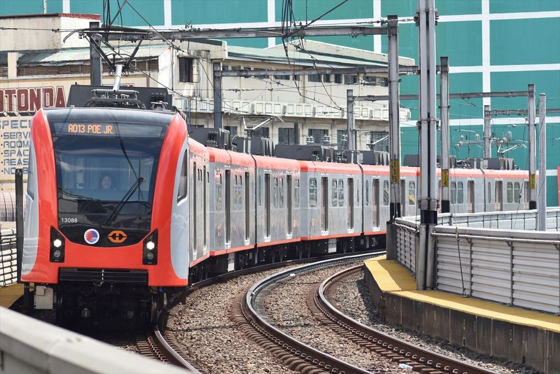 円借款契約から10年を経て導入されたマニラLRT1号線のCAF製第4世代（4G）車両。2023年7月のデビュー以来一気に主力となった（筆者撮影）