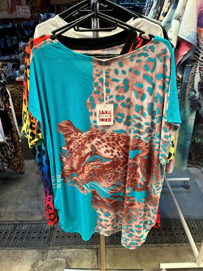 空色が鮮やかなヒョウ柄カットソー（筆者撮影）