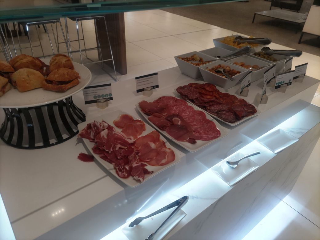 スペインのビッフェには名産品の生ハムが3種類もあった。サラミも美味しい（筆者撮影）