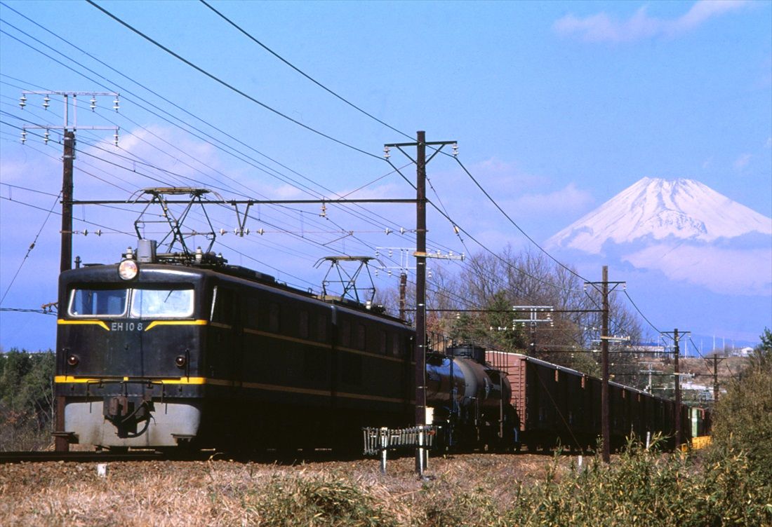 富士山をバックに走るEH10形牽引の貨物列車（撮影：南正時）