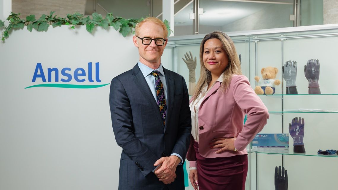 アンセル CEO ニール・サーモン氏とアンセル・ヘルスケア・ジャパン 日本事業統括本部長 兼 北アジア地域マーケティング責任者の黒澤恵梨香氏