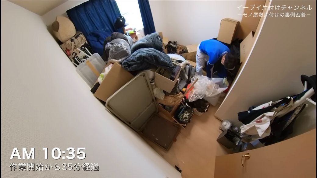 山のように積み上がったモノたちを運び出す（画像：「イーブイ片付けチャンネル」より）