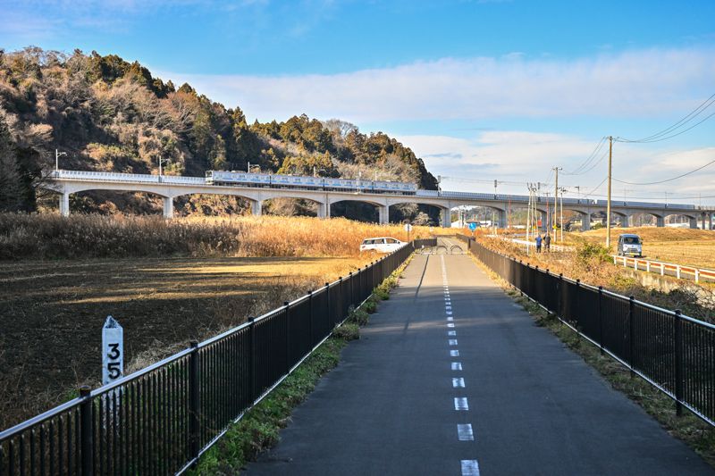 かつての線路だった遊歩道から、内陸移設された高架をゆくM16編成を捉えた1枚。この車両は地震発生直後、私の撮影している位置付近に止まり、津波から逃れることができた奇跡の車両（筆者撮影）