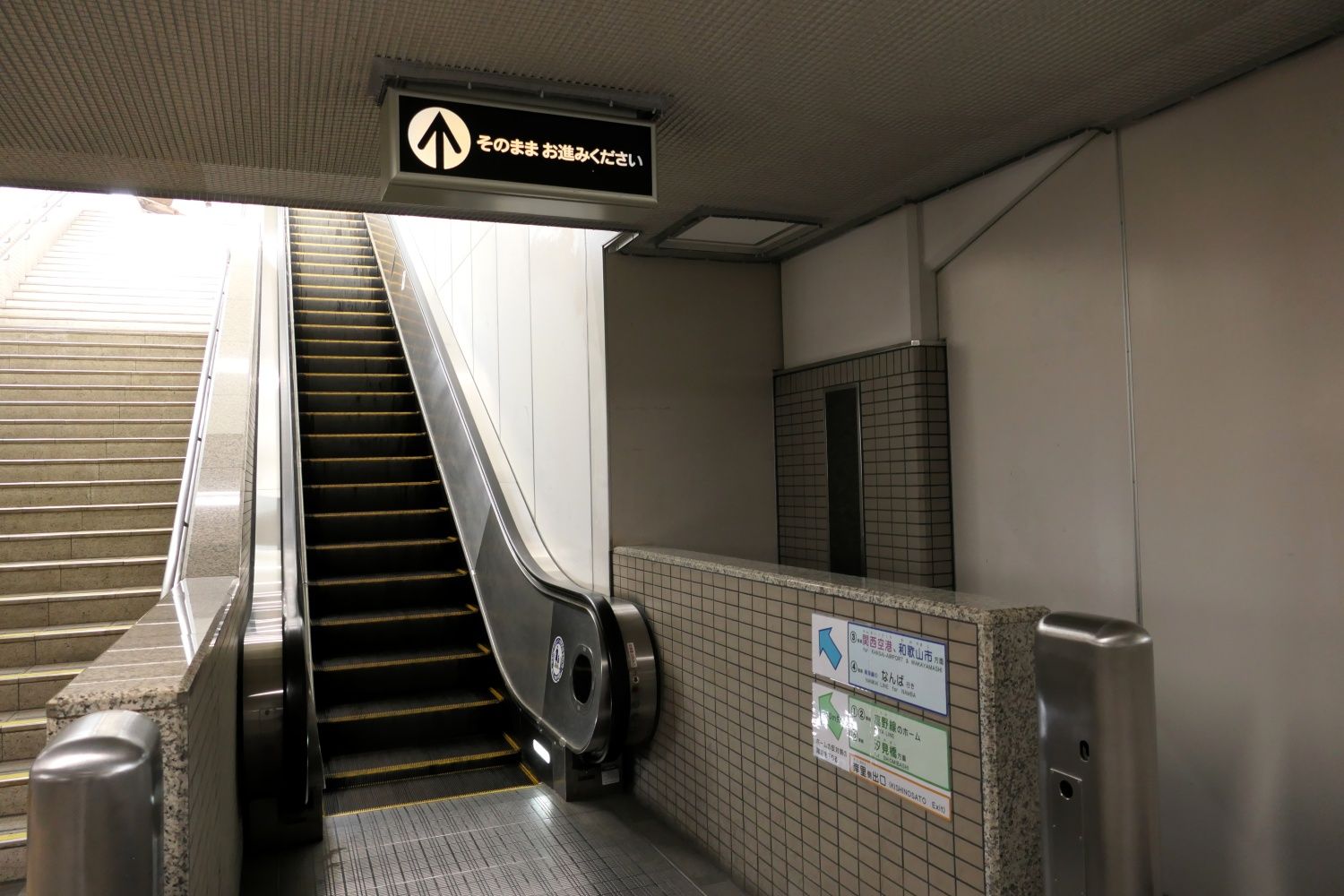 朝は1人でエスカレーターやエレベーターの電源を入れて回るという（記者撮影）