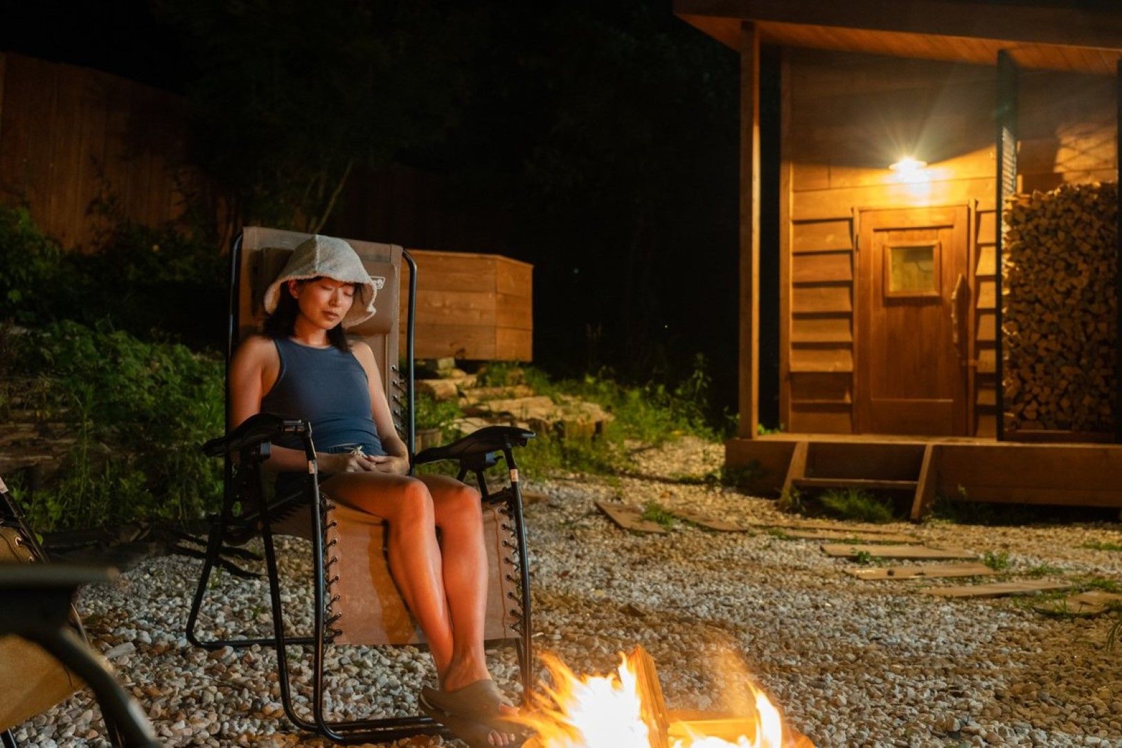 Sauna & Villa Lelu（山梨県）。サウナの火入れから自分で準備する。焚き火の前で休憩（写真：佐々木麻帆）