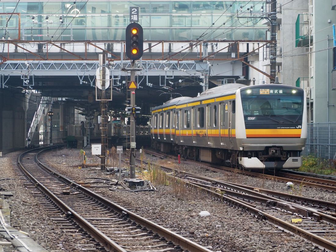 小田急線との接続駅、登戸を発車した南武線の電車。上は高架の小田急線ホーム（編集部撮影）