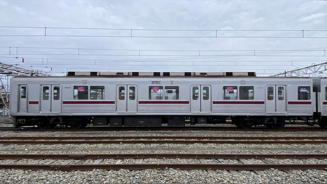 先頭車両（クハ9005）の側面（記者撮影）