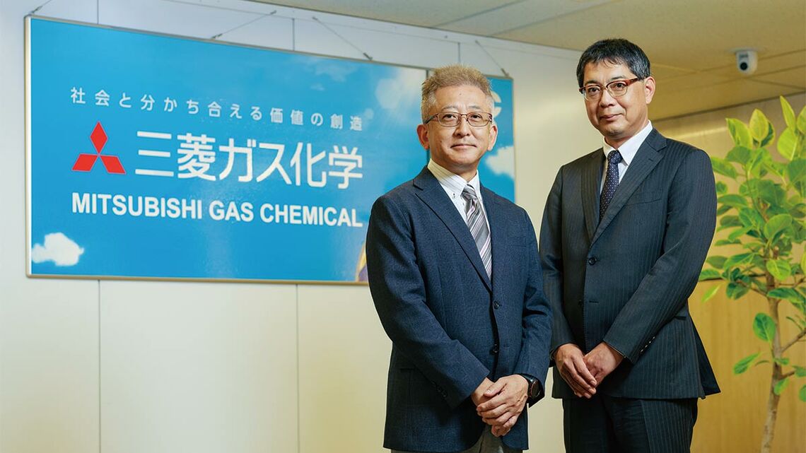 三菱ガス化学 代表取締役社長 伊佐早禎則氏と三菱ガス化学 グリーン・エネルギー＆ケミカル事業部門 C1ケミカル事業部 カーボンニュートラルプロジェクトグループ マネージャー 松川将治氏