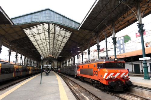 フランス製のげんこつ型電気機関車も健在（筆者撮影）