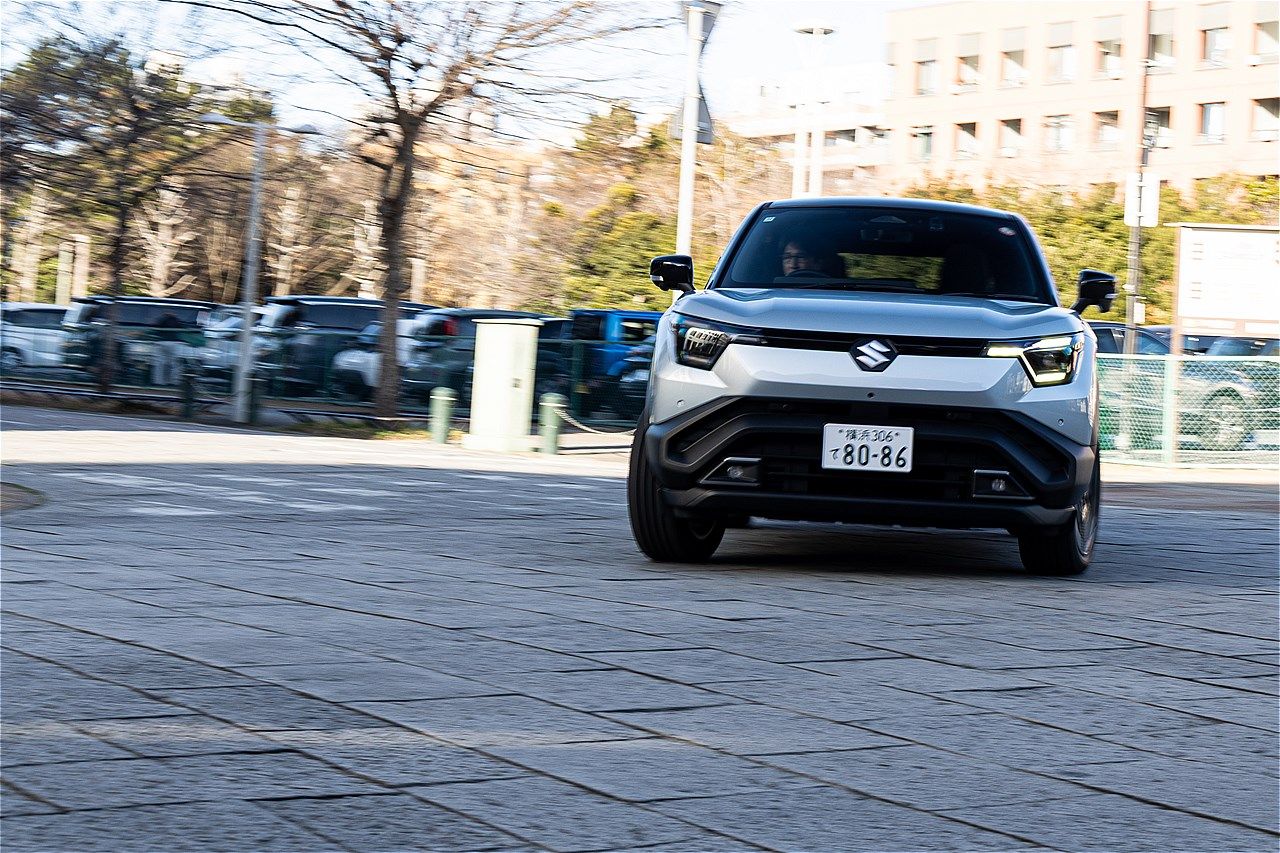 スズキの新型BEV「eビターラ」（写真：三木 宏章）