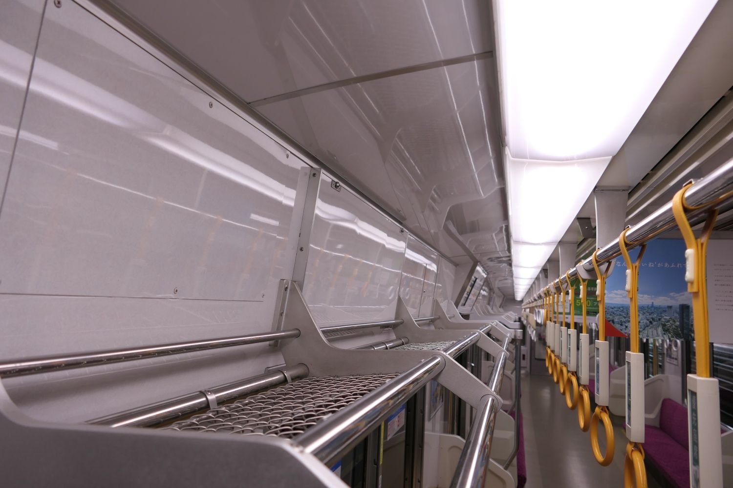 室内照明はカバーがついている。照明機器はLED化している（記者撮影）