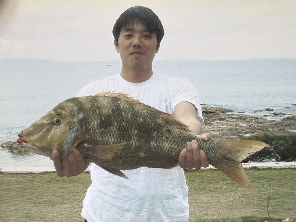 金武町屋嘉にて人生で一番の大物を釣りました（写真:ベンビー提供）
