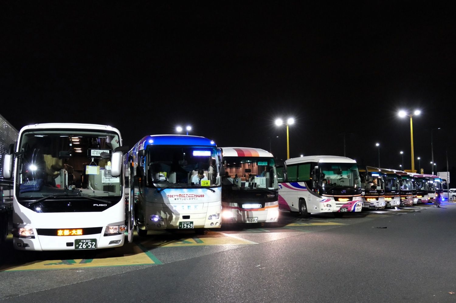 深夜の東名高速道路SAは西へ向かう夜行バスで混み合う（筆者撮影）