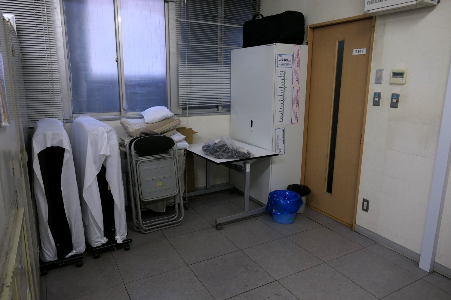 体調不良の乗客のためのスペース。毎朝数人がここで休んでいくという（記者撮影）