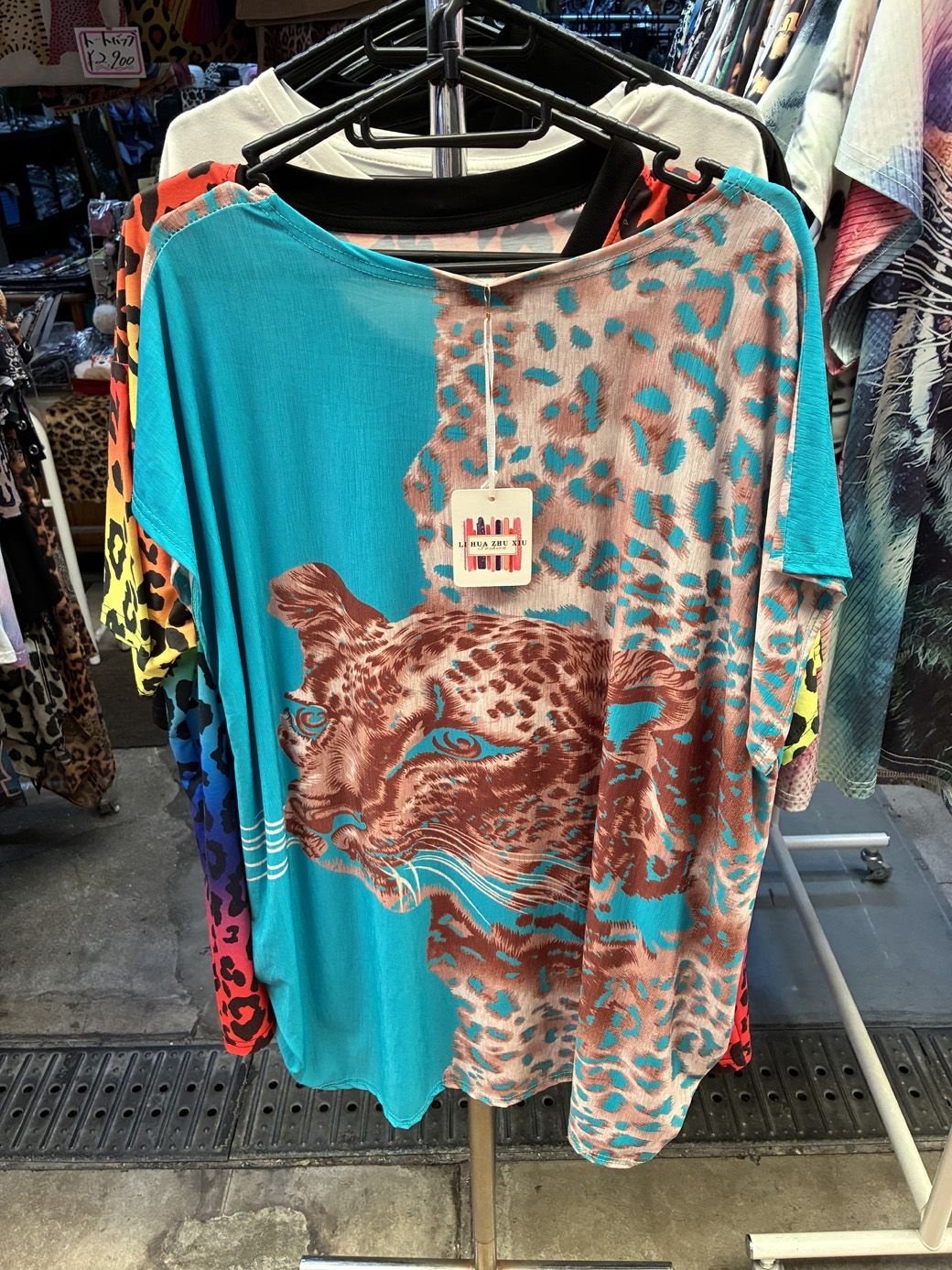 空色が鮮やかなヒョウ柄カットソー（筆者撮影）