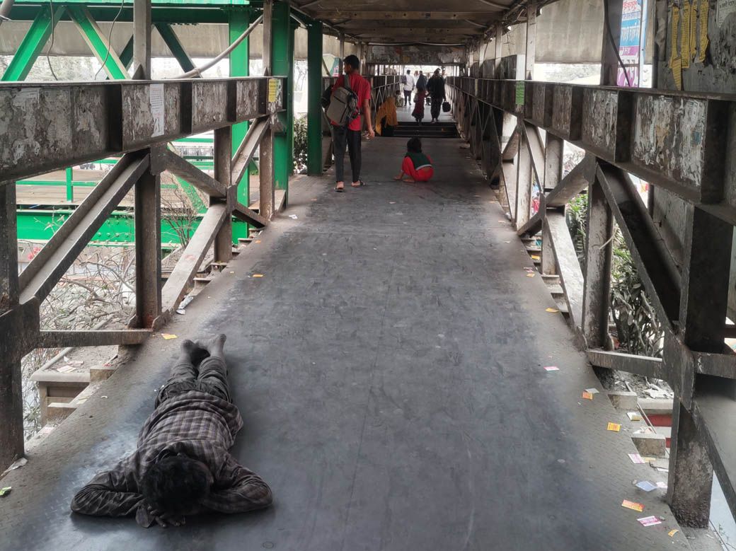 空港近くの通路（筆者撮影）