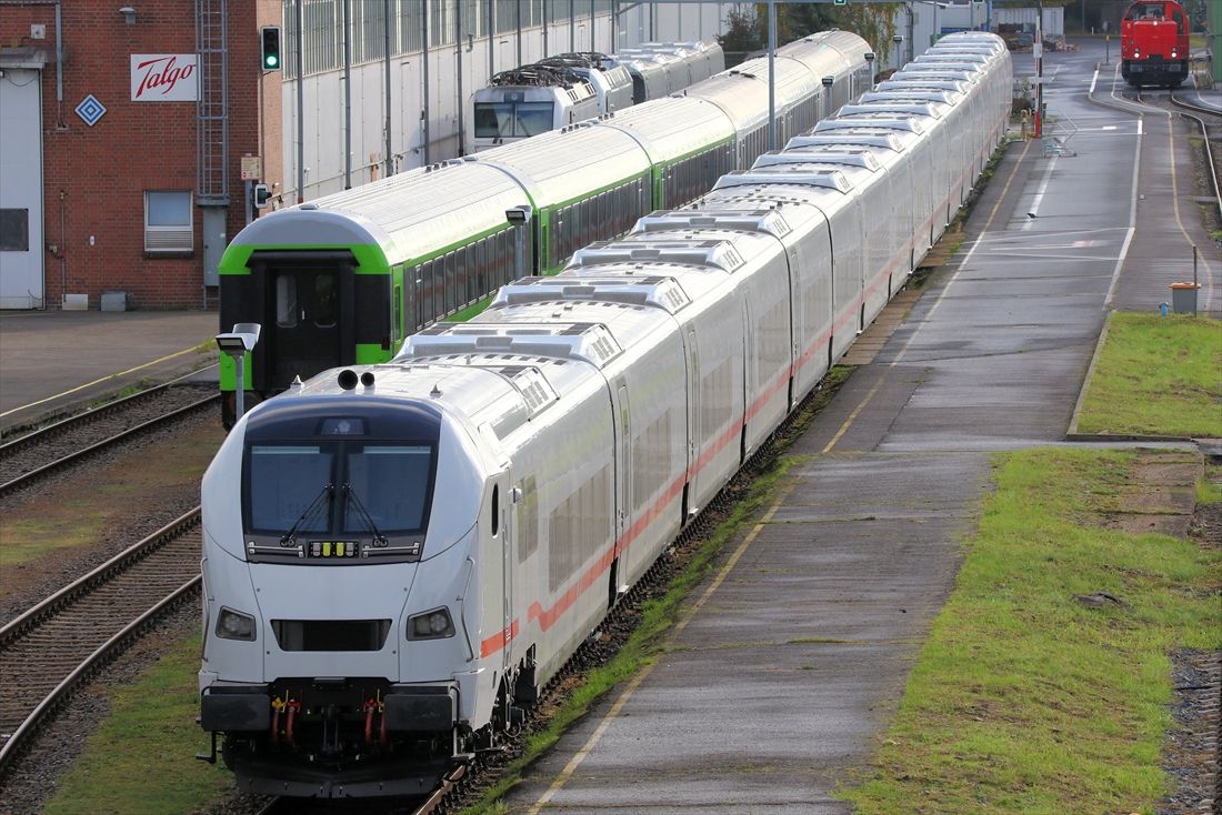 車庫に停車中のドイツ鉄道新型客車「ICE L」（撮影：橋爪智之）
