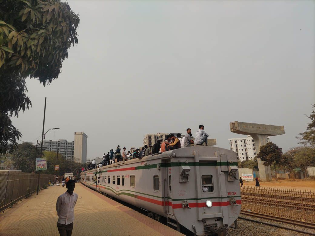鉄道の上には100人近くの人が乗っていた（筆者撮影）