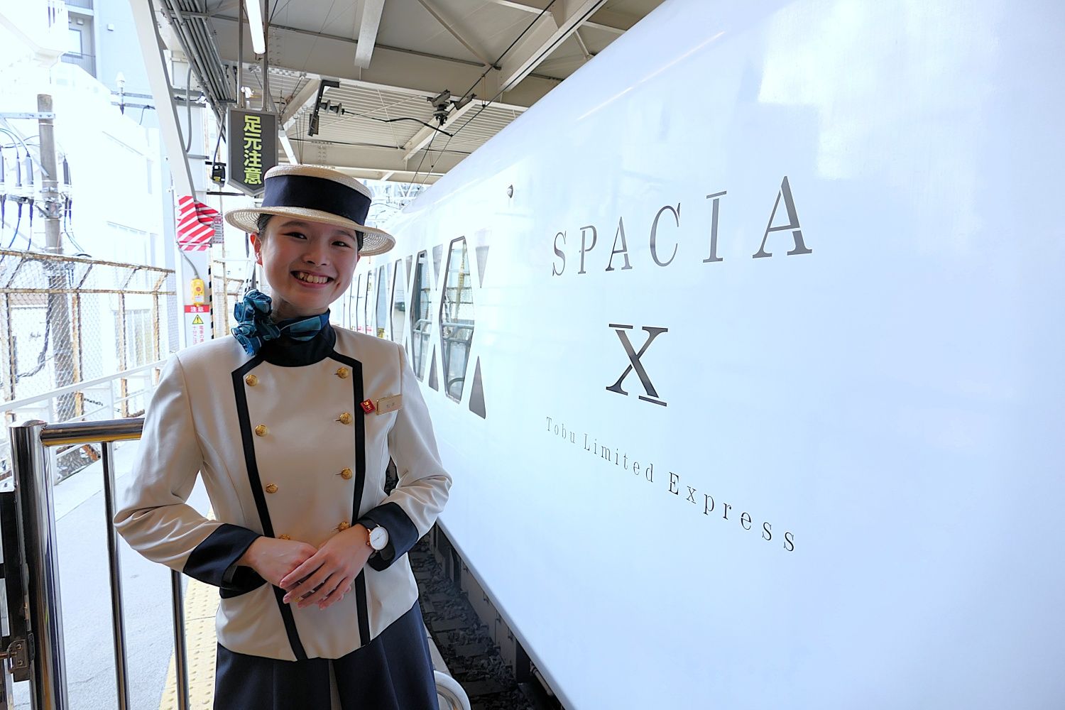 コラボ企画の舞台は浅草駅発・東武日光行きの「スペーシアX1号」（記者撮影）