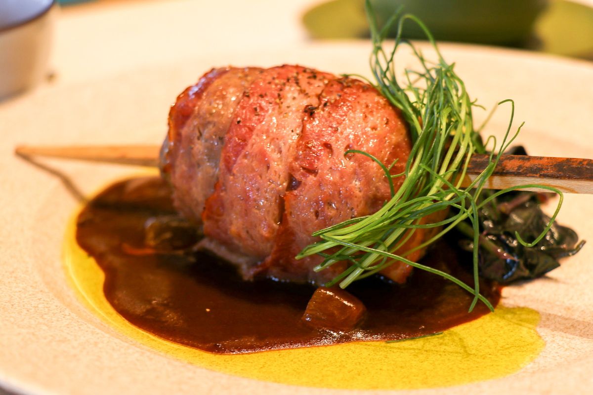 ジャングリアハンバーグ(3200円)串に刺した肉のビジュアルに、子どものころ憧れた「骨付き肉」を思い出す(筆者撮影)