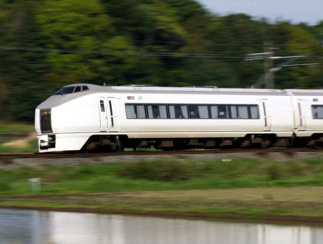 タキシードボディと呼ばれた「スーパーひたち」651系（撮影：南正時）
