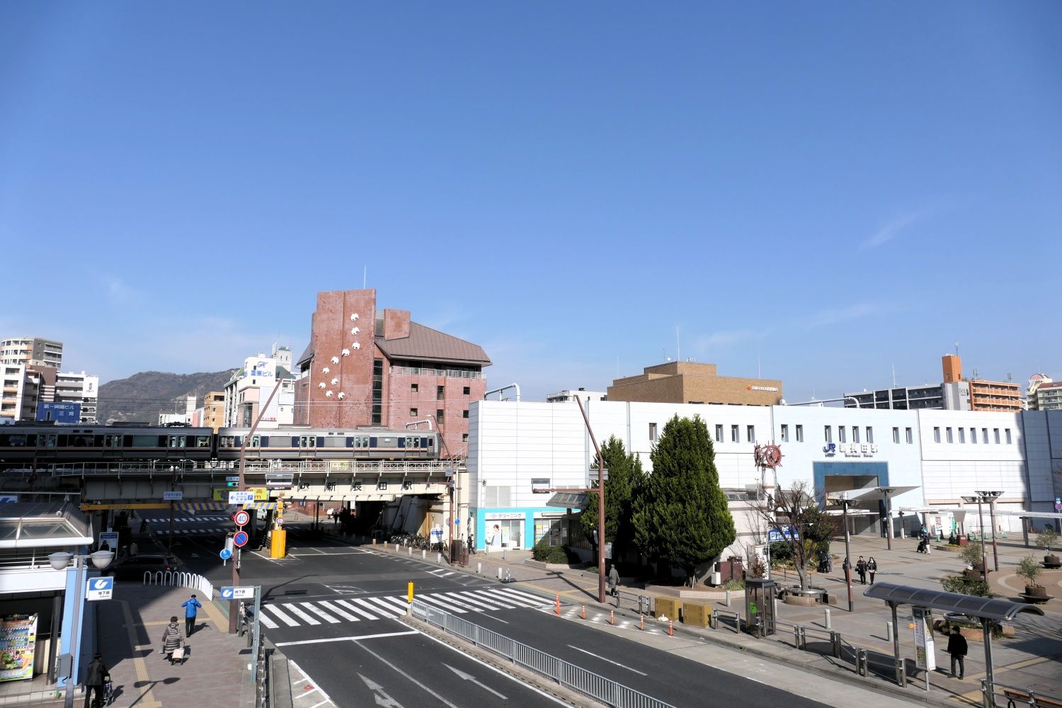 神戸市長田区にあるJR神戸線（山陽本線）の新長田駅（編集部撮影）
