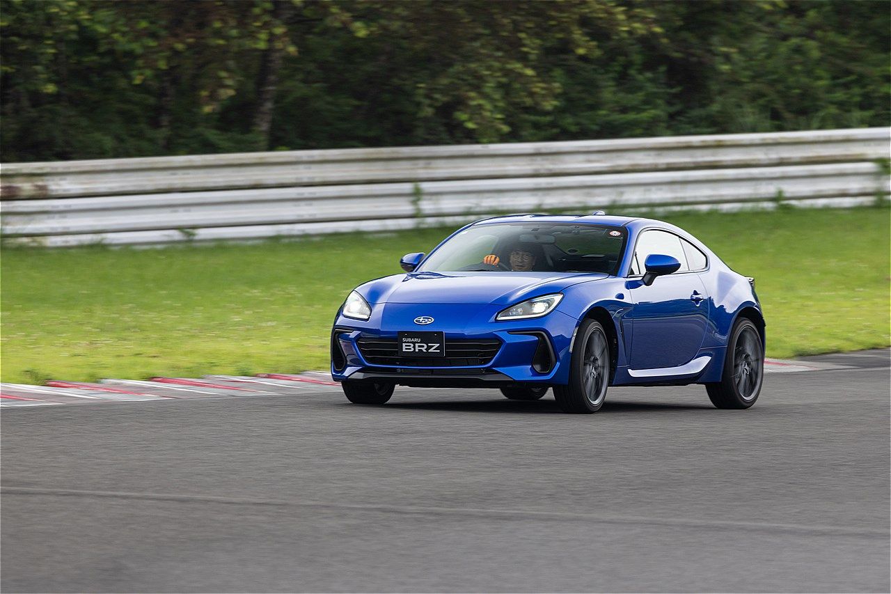 一部改良モデルのトヨタ「GR86」およびSUBARU「BRZ」のサーキット試乗会の様子（写真：三木宏章）