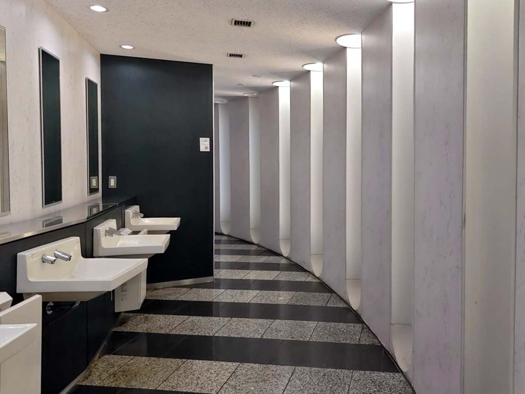 奥へ進むにつれ、通路はわずかに狭まっていく。他に類を見ない独特のデザインだ（筆者撮影）