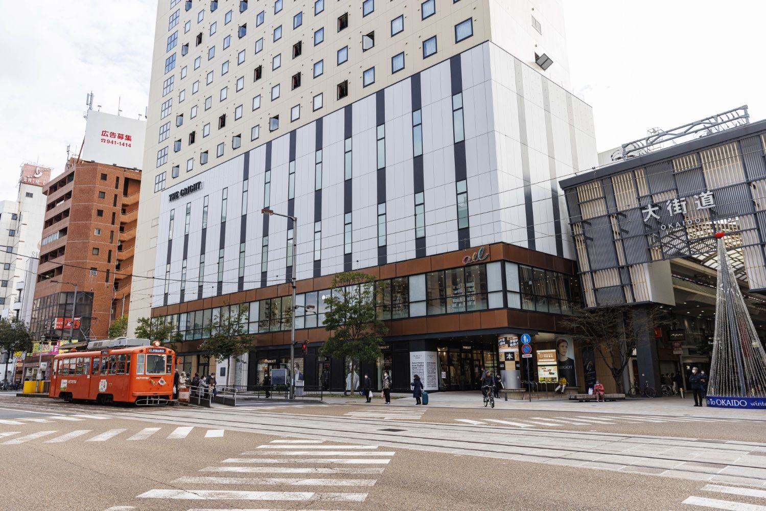 松山一の繁華街・大街道のアーケード前をゆく市内電車。歓楽街・二番町もすぐ近く（撮影：鼠入昌史）