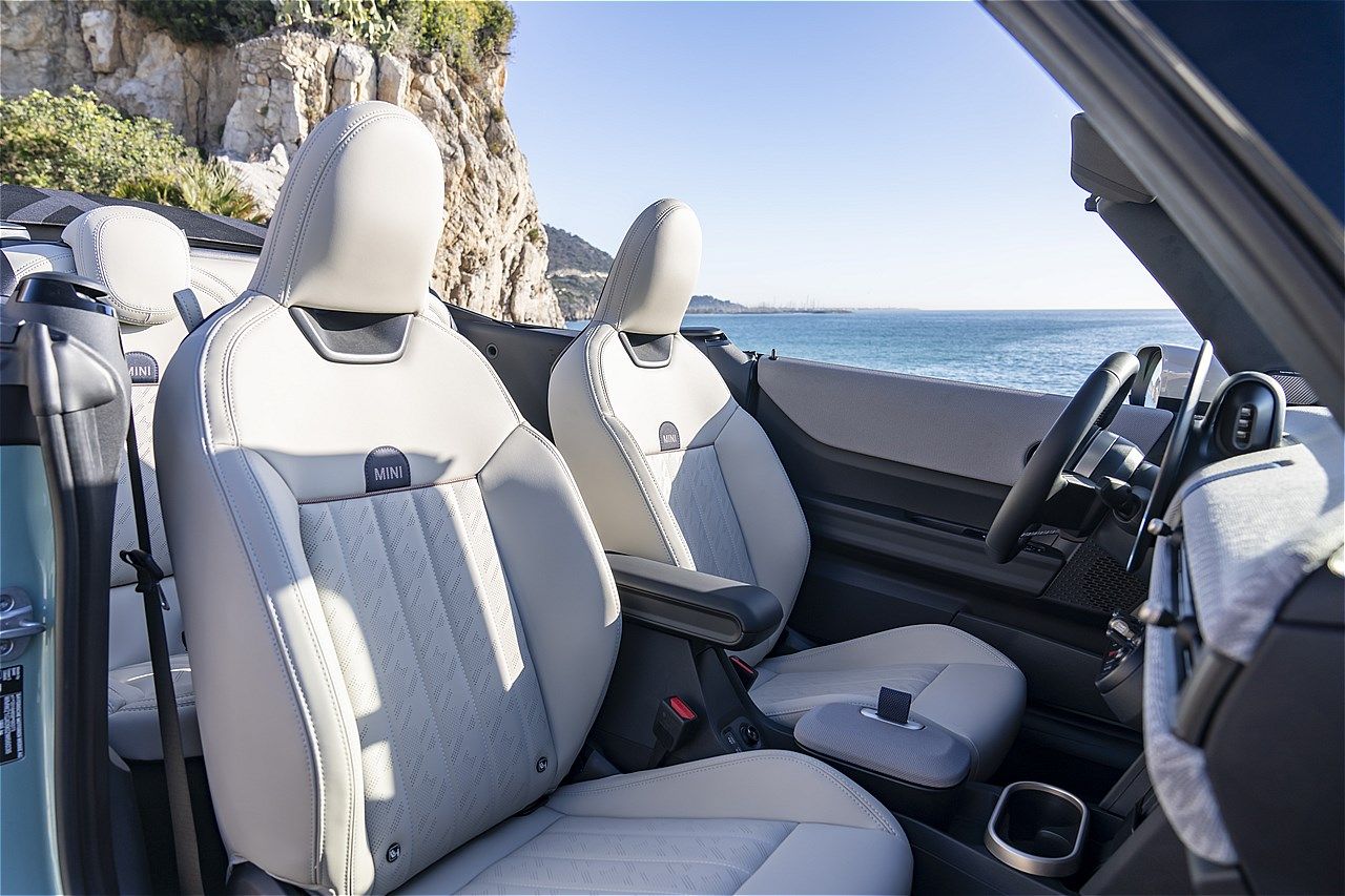 MINI（ミニ）の新型「ミニ・クーパー・コンバーチブルS」（写真：MINI）