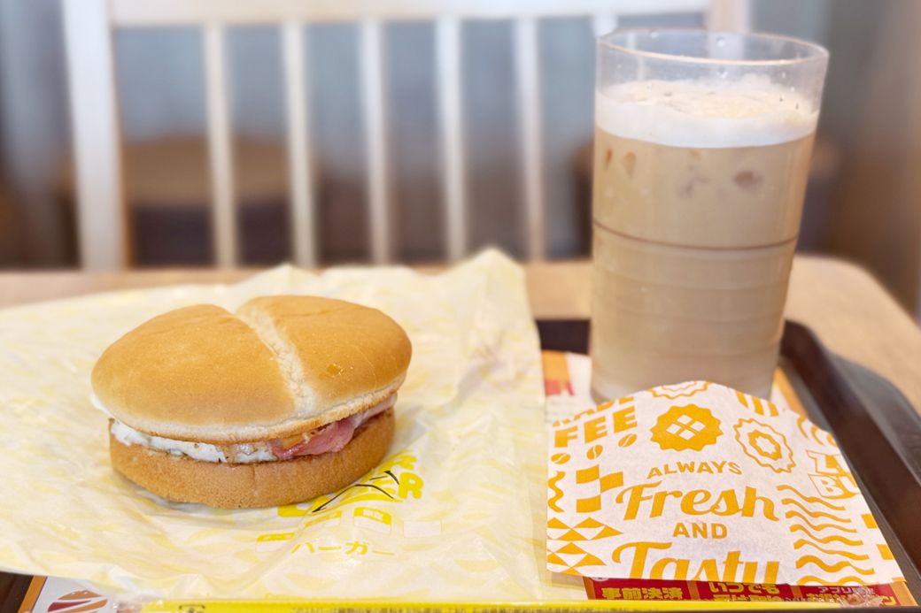 ベーコンエッグサンド490円。センタースリット入りのバンズは優しい甘さ（写真：筆者撮影）