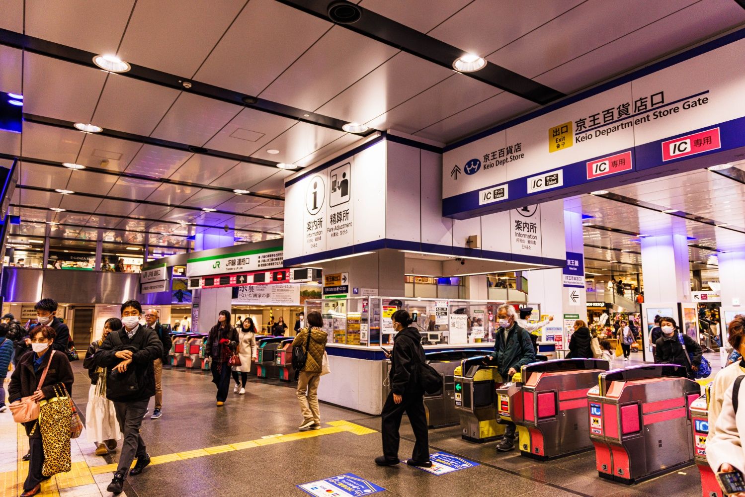 JR線との連絡改札と並ぶ百貨店口の改札内。とくに人通りの多い改札口だ（撮影：鼠入昌史）