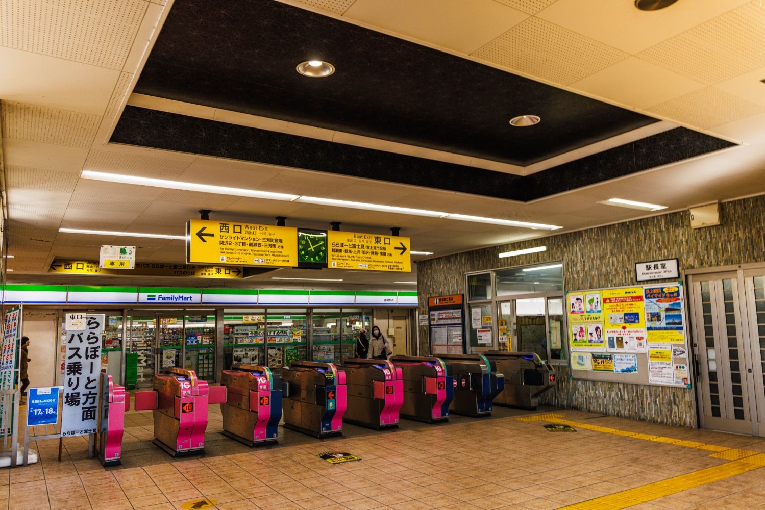 現在の鶴瀬駅の改札口。ららぽーとへのバス乗り場の案内がある（撮影：鼠入昌史）