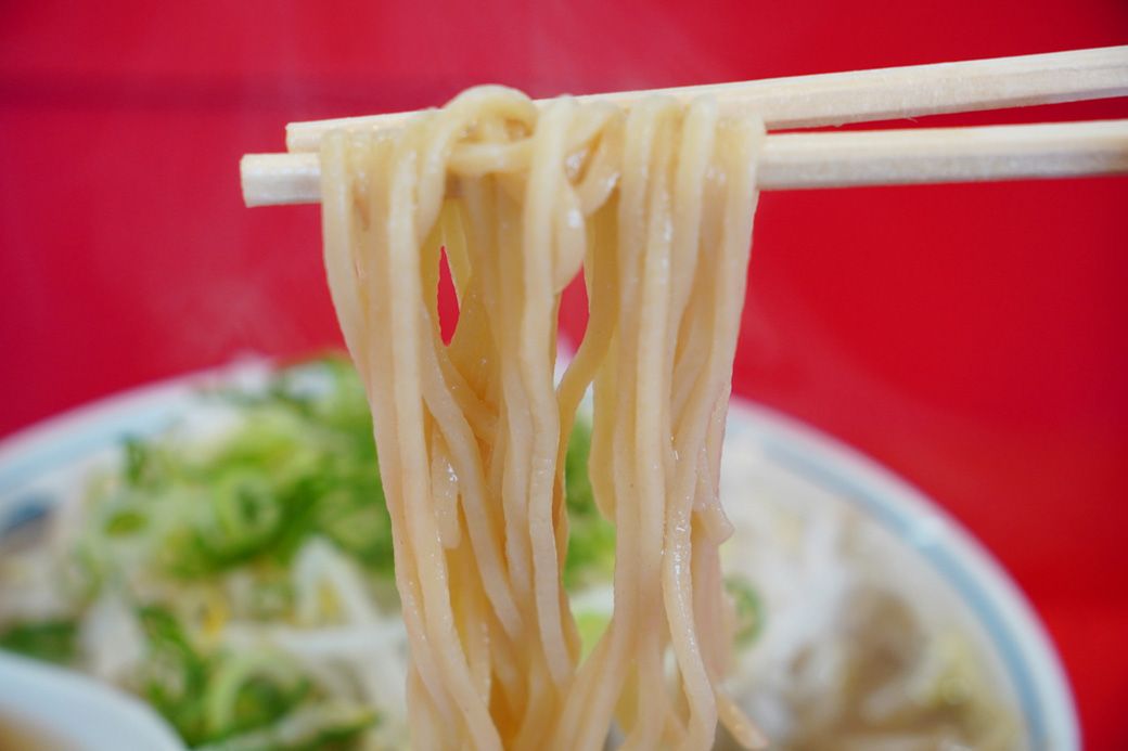 麺は自社工場で生産。スープにうまく絡み付く様に何年も研究を重ねた中太麺である