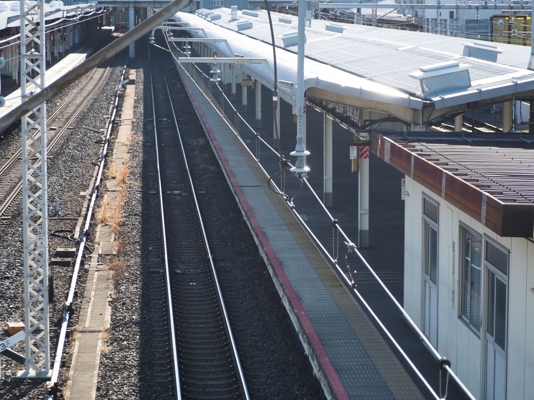 線路をまたぐ架道橋から見た、上野駅10番線の架線（記者撮影）