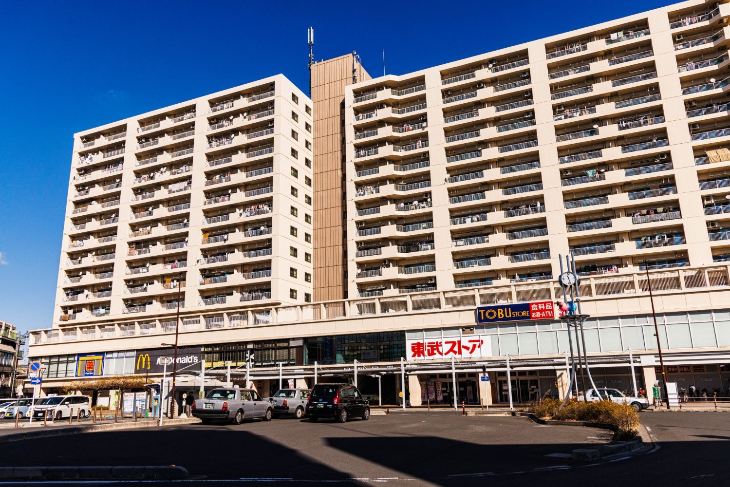 現在の鶴瀬駅西口。駅ビルは中央にエレベーター棟を持つ（撮影：鼠入昌史）