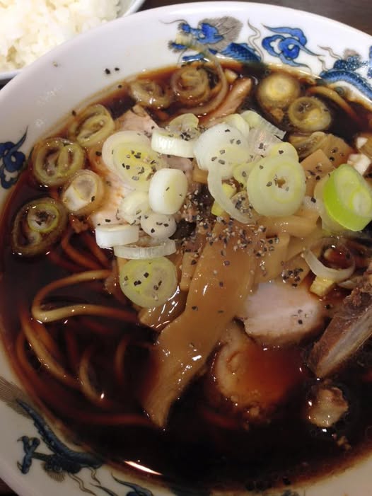 ご当地グルメ「富山ブラックラーメン」。醤油の煮詰めたタレと、鶏ガラ系のスープを合わせた濃厚な味わい（写真提供：富山県ロケーションオフィス）