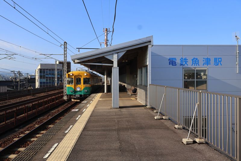 電鉄魚津駅は魚津市街に近い高架駅でエレベーターも設置された。ただ、あいの風と やま鉄道線が隣を併走して競合関係にある（2025年、筆者撮影）