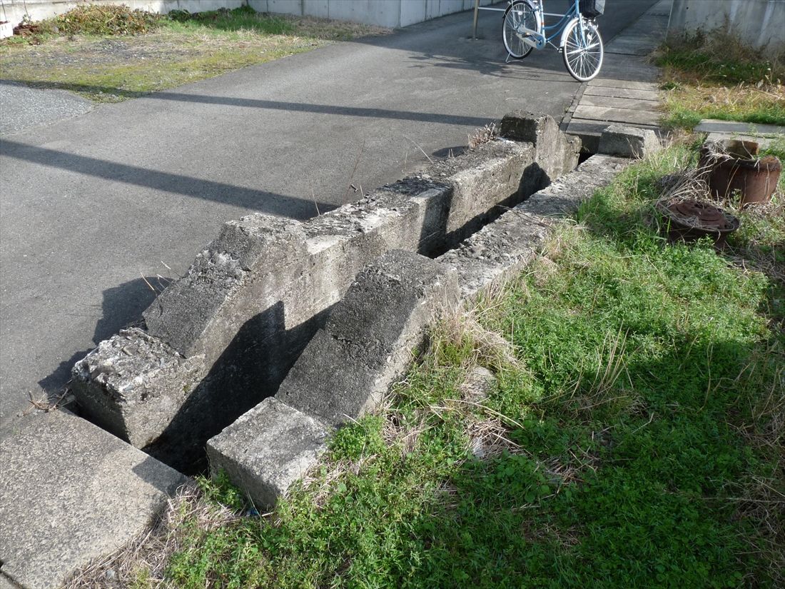飯田～成沢：パチンコ店（現在はホテルルートイン山形南）の南側にある小道で見つけた側溝のコンクリート橋台。現在は板状のコンクリートブロックで覆われているが現存しているようだ（筆者撮影）