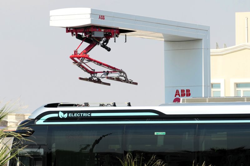 バスターミナルにはバスの充電設備がある（筆者撮影）