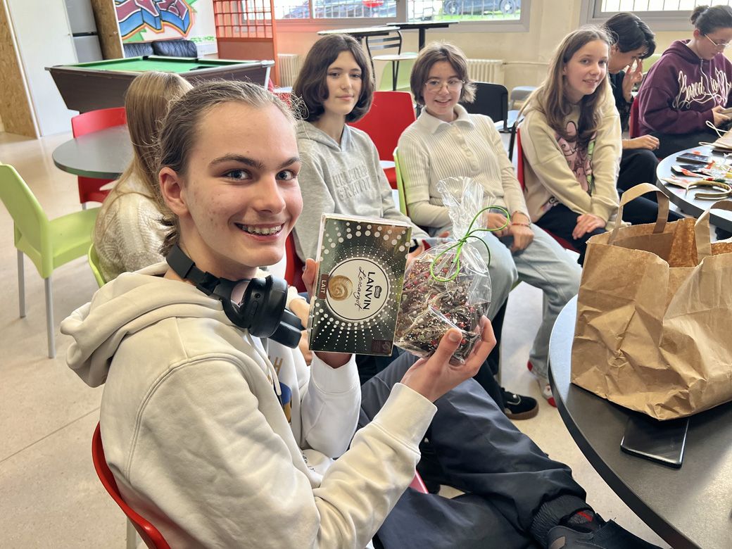 両手にチョコレート（筆者撮影）