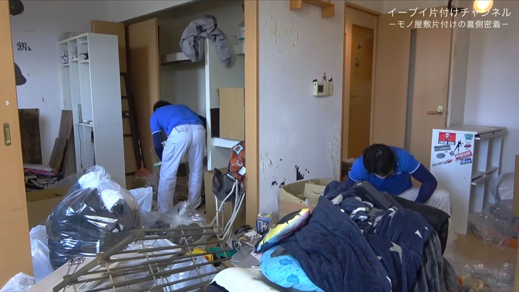 広さのある部屋だが、足の踏み場はなかった（画像：「イーブイ片付けチャンネル」より）