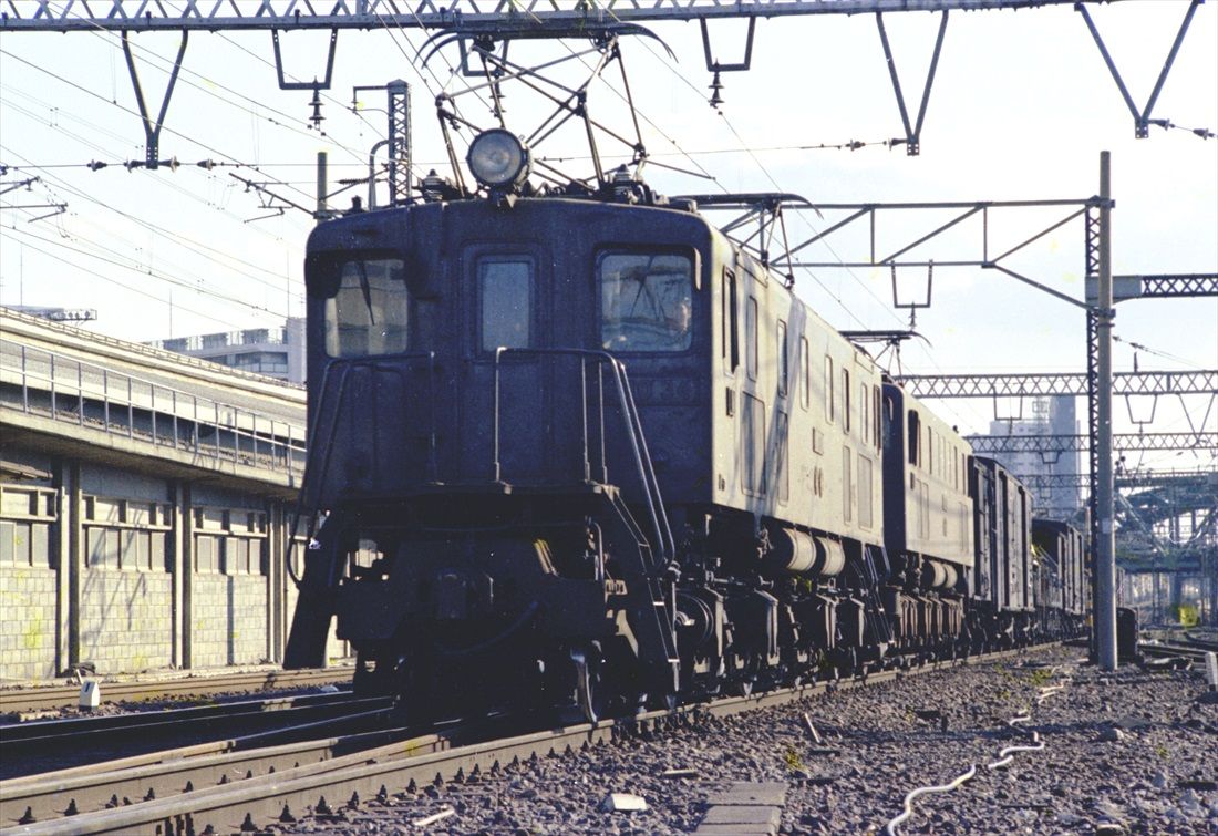 品川付近を走るEF10形重連牽引の貨物列車（撮影：南正時）