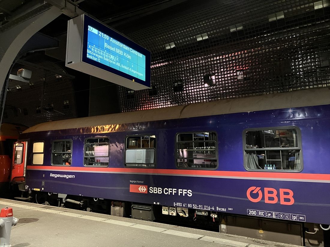 チューリッヒ中央駅に停車中のオランダ・アムステルダム行き夜行国際列車「ナイトジェット」（筆者撮影）